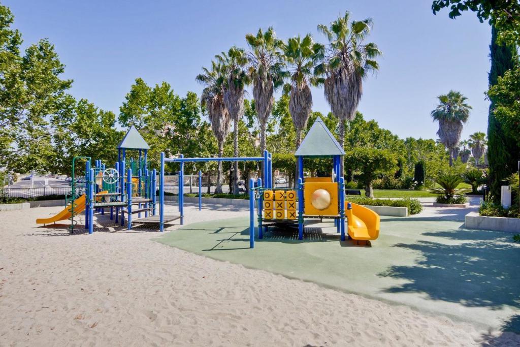https://media.crmls.org/mediaz/28a62a6d-47fe-45b8-a9be-10ecb06531b1.jpg?preset=X-Large