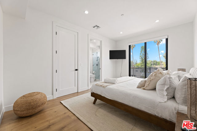5118 Laurel Canyon Boulevard, Valley Village CA: https://media.crmls.org/mediaz/28a712a8-d13a-452f-a3b6-b0e009ca705f.jpg