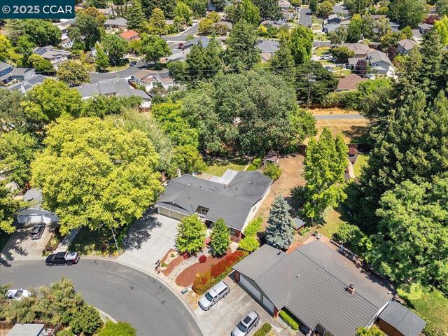 115 Saint Jean Ct, Danville CA: https://media.crmls.org/mediaz/28a74979-b501-46a6-aa52-16421ee1b04f.jpg