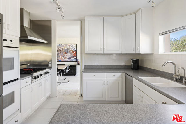 6 Cody Court, Rancho Mirage CA: https://media.crmls.org/mediaz/28a79758-2dc2-44c5-9c99-7b8e3fc91f1e.jpg