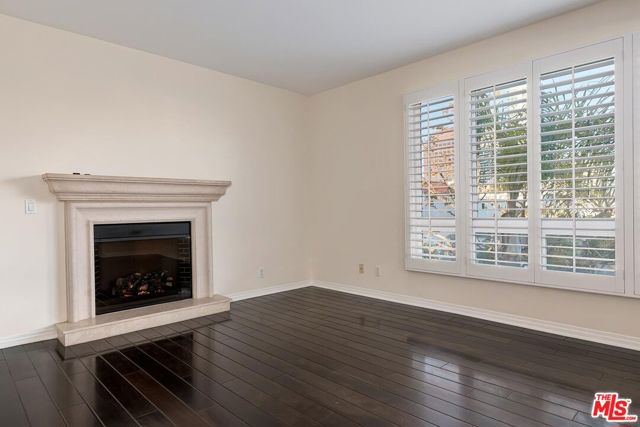 1257 Brockton Avenue, Los Angeles CA: https://media.crmls.org/mediaz/28a85484-633a-4516-b877-5fee44c9c654.jpg