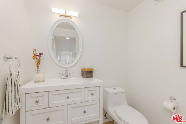 11963 Mayfield Avenue, Los Angeles CA: https://media.crmls.org/mediaz/28a87ba8-5e3d-4816-a704-46b29120b79b.jpg