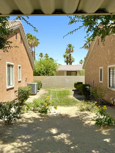 40855 Sandy Gale Lane, Palm Desert CA: https://media.crmls.org/mediaz/28a97511-b5a4-49d3-afac-7dae3d757e2a.jpg