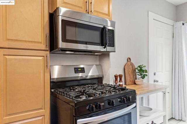 1006 Glendora Ave, Oakland CA: https://media.crmls.org/mediaz/28aaba03-acbc-44b4-9e4a-b48f9c36dff4.jpg