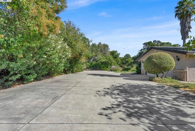 Image 5 of 26 For 21 Castlewood Dr