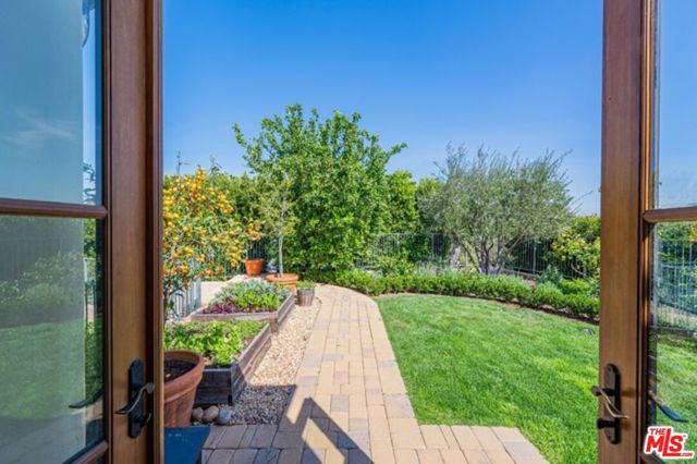 3110 Benedict Canyon Drive, Beverly Hills CA: https://media.crmls.org/mediaz/28ab119f-4850-4894-af98-9a4a80cb0273.jpg