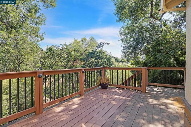 14 Saint Louis Ln, Pleasant Hill CA: https://media.crmls.org/mediaz/28abbb51-90a0-46fd-90c8-0d8b98878cbf.jpg
