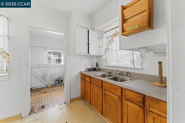 1229 55Th St, Emeryville CA: https://media.crmls.org/mediaz/28ac4dcb-63eb-4ce4-8e32-6efda4f81d39.jpg
