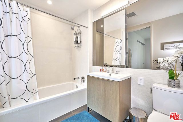 889 Francisco Street, Los Angeles CA: https://media.crmls.org/mediaz/28ac4f72-b7c1-4a05-b44a-5b21ced7d9a4.jpg