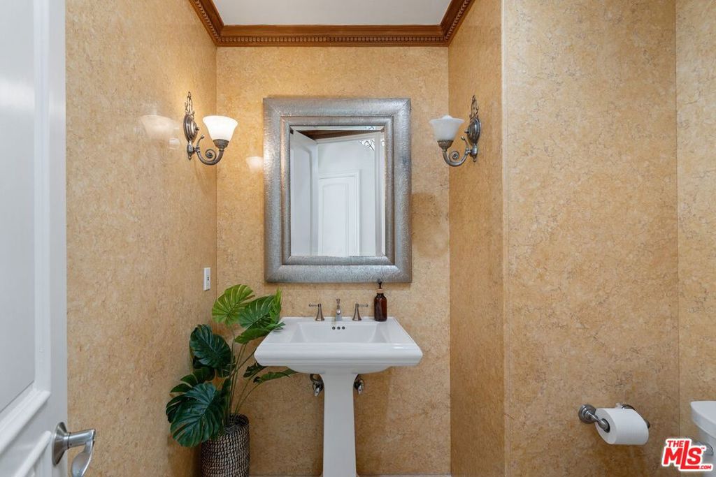 https://media.crmls.org/mediaz/28ac9f20-e6e8-4f51-b0d0-0167cb74543f.jpg?preset=X-Large