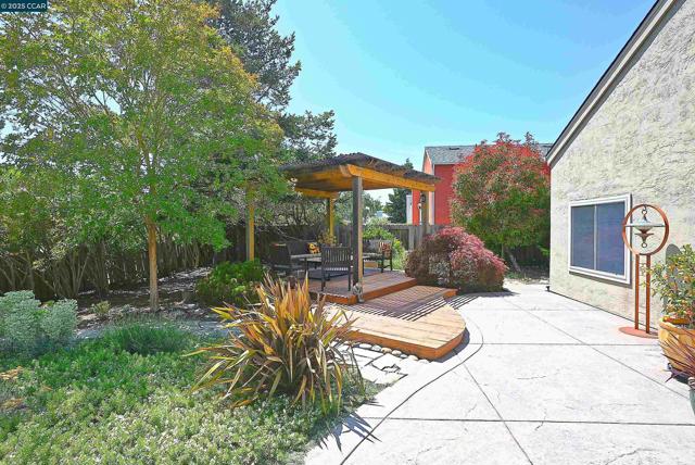 594 Morning Glory Dr, Benicia CA: https://media.crmls.org/mediaz/28ad4822-4dbf-45eb-9303-2bcfacda7938.jpg