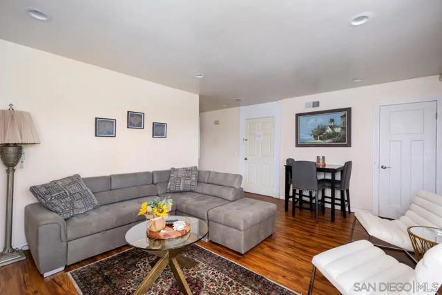 4435 Summer Dr, Oceanside CA: https://media.crmls.org/mediaz/28ad883d-9938-4e07-bd15-bf41ae33d76d.jpg