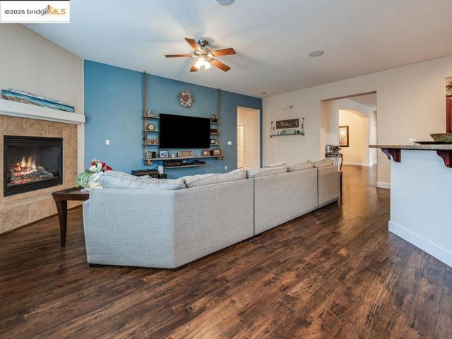 10 Da Vinci Ct, Oakley CA: https://media.crmls.org/mediaz/28adf148-9ac3-4eb9-bd53-829bc9314e56.jpg