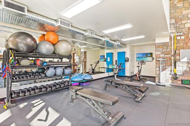 645 Front St, San Diego CA: https://media.crmls.org/mediaz/28aedec2-02ca-4055-88eb-90fdaae9baa4.jpg