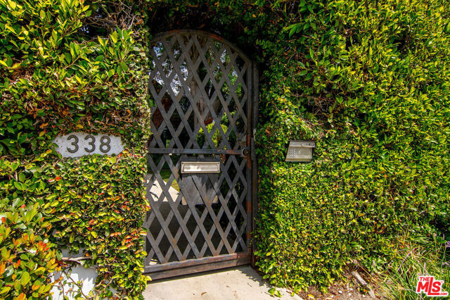 338 S Highland Avenue, Los Angeles CA: https://media.crmls.org/mediaz/28afbc6c-e834-4680-b2c5-8425a608d81d.jpg