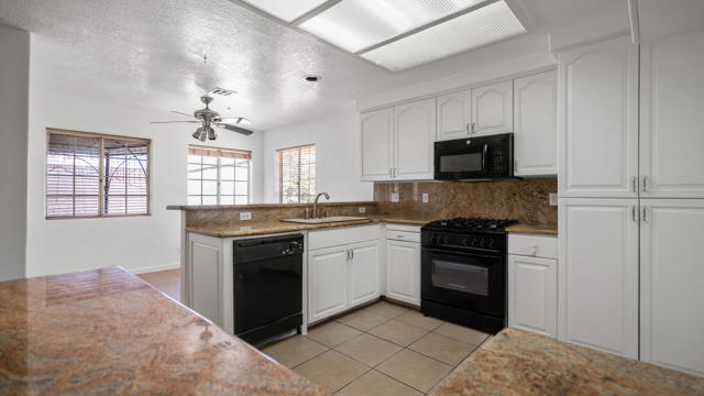 8582 Frontera Avenue, Yucca Valley CA: https://media.crmls.org/mediaz/28afe987-91b2-4f6f-bf51-053679b0d97b.jpg