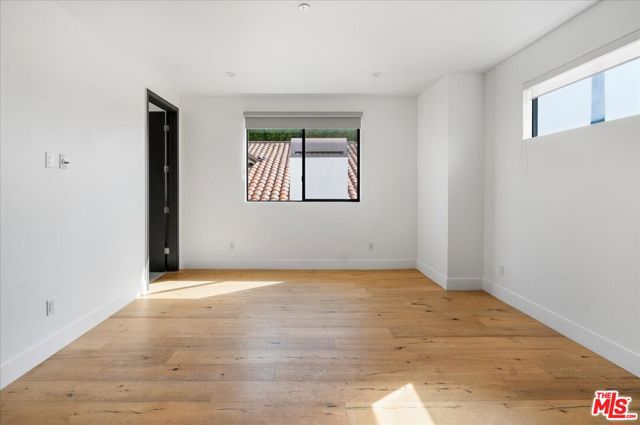 616 N FULLER Avenue, Los Angeles CA: https://media.crmls.org/mediaz/28b08fa4-e3e1-4054-811a-6a2b685a1af6.jpg