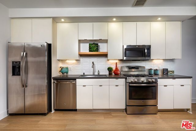 710 N El Centro Avenue, Los Angeles CA: https://media.crmls.org/mediaz/28b0f6c5-51f8-4e90-9141-b49d92d92a7c.jpg