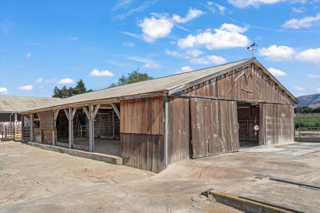 2675 Pacheco Pass Highway, Gilroy CA: https://media.crmls.org/mediaz/28b159df-a640-4cca-bc61-5a7e33b0944a.jpg