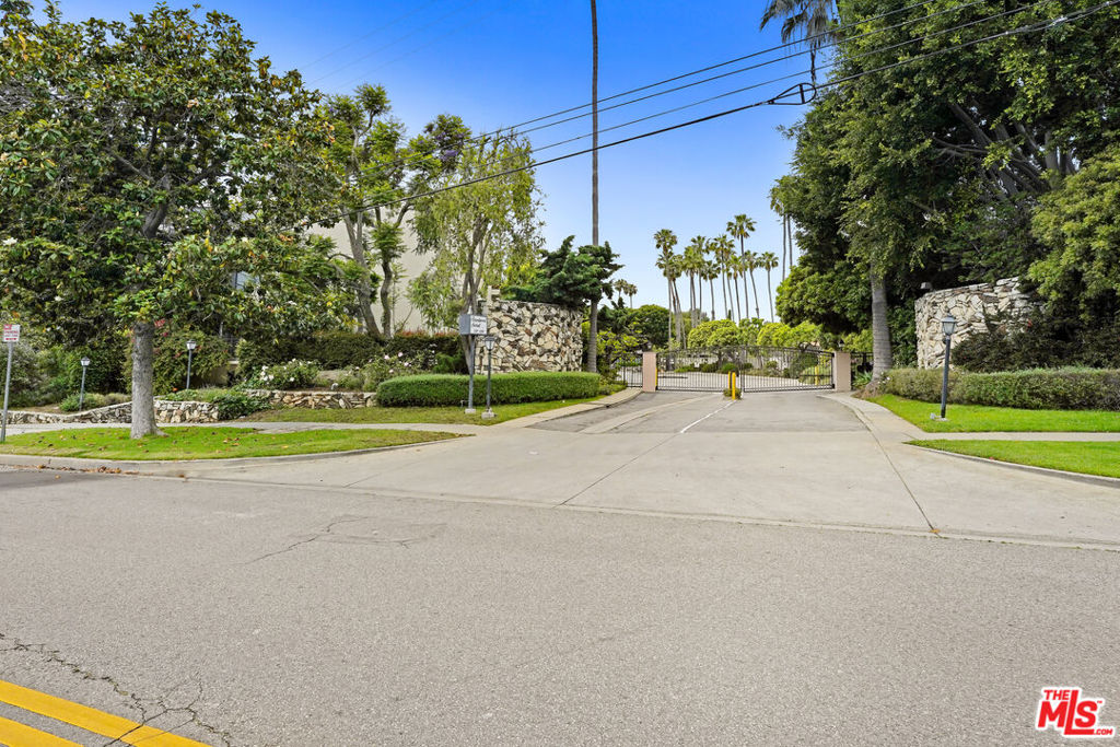 271 S Barrington Avenue #E4