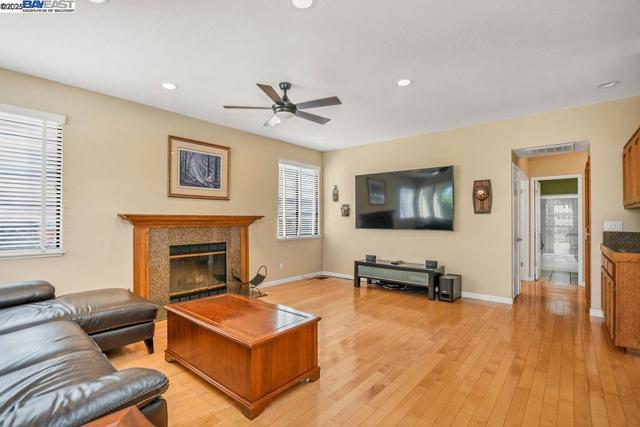 5160 Edgeview Dr, Discovery Bay CA: https://media.crmls.org/mediaz/28b24be1-6af3-44c0-9401-9d32ade44e75.jpg