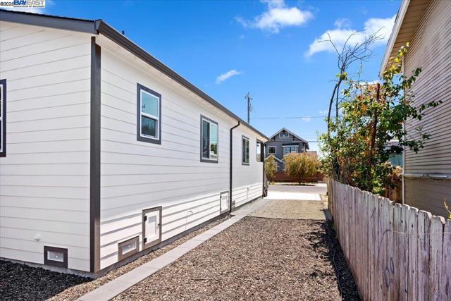 917 Channing Way, Berkeley CA: https://media.crmls.org/mediaz/28b31770-0c2b-4cab-9fd7-7d4014aeb085.jpg