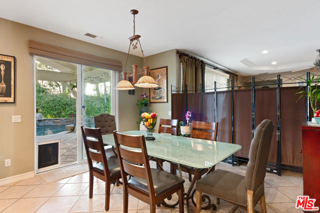 633 Noble Road, Simi Valley CA: https://media.crmls.org/mediaz/28b3ad94-a47d-4d06-b5c2-6a5ff49c9246.jpg