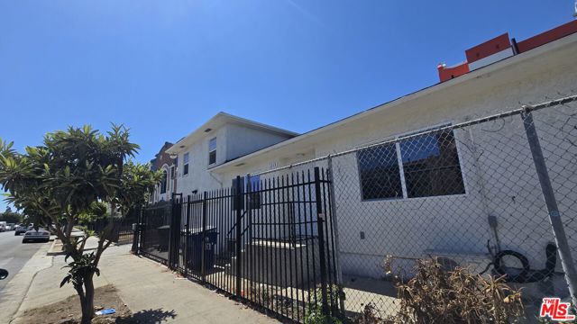 4150 W Pico Boulevard, Los Angeles CA: https://media.crmls.org/mediaz/28b455d6-815c-4326-b6f2-ab1d95739560.jpg
