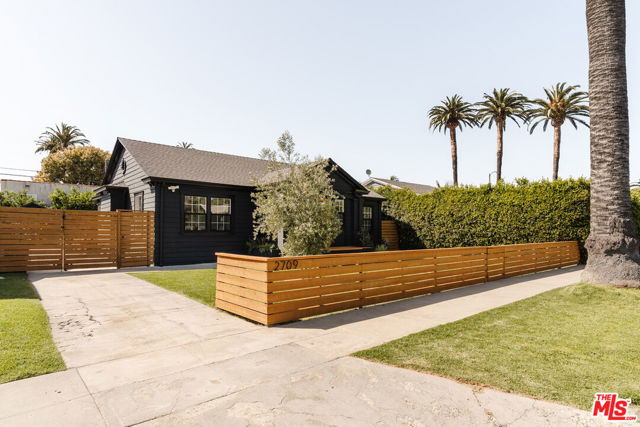 2709 S Harcourt Avenue, Los Angeles CA: https://media.crmls.org/mediaz/28b4f2ff-c531-4a5b-b1ec-1aa396bede30.jpg