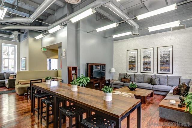 1431 Pacific Hwy, San Diego CA: https://media.crmls.org/mediaz/28b52b7c-2626-4d4f-8584-37bb052dc772.jpg