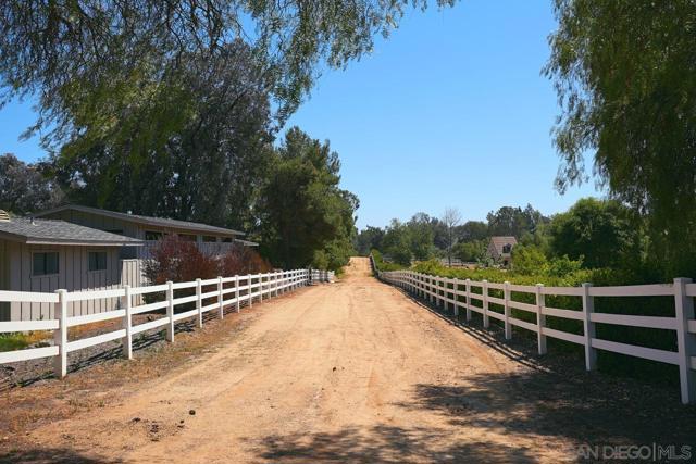 11 Country Glen Rd, Fallbrook CA: https://media.crmls.org/mediaz/28b584eb-08f8-4ace-b94d-e07a165c8429.jpg