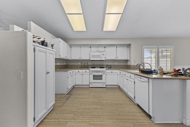 39493 Diego dr, Temecula CA: https://media.crmls.org/mediaz/28b5accc-ed97-4e9a-aeed-e7f5fa19e065.jpg