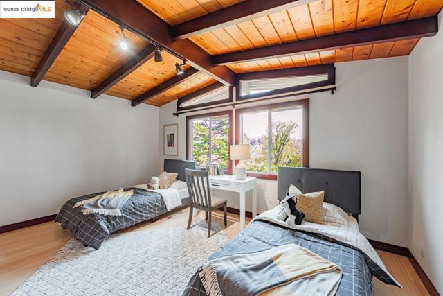 6815 Paso Robles Dr, Oakland CA: https://media.crmls.org/mediaz/28b6eec6-6ce1-43af-8972-4e3860bd6f5a.jpg