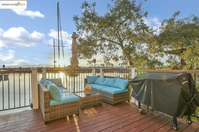 4930 Discovery Pt, Discovery Bay CA: https://media.crmls.org/mediaz/28b752e2-cd6a-437c-bd20-bdae8ace2e6a.jpg