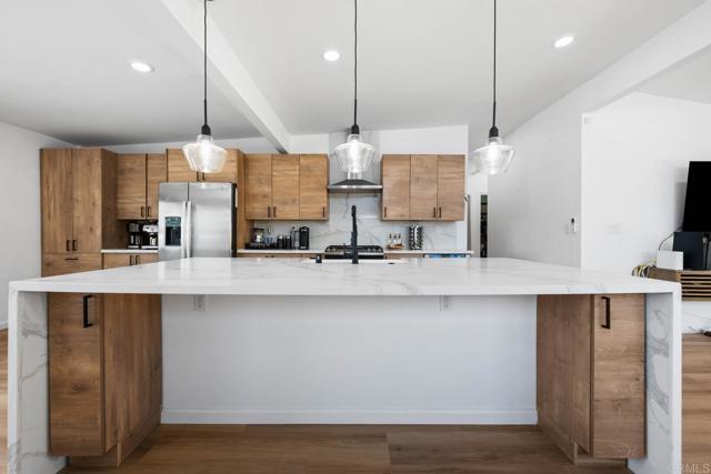 6252 Lake Albano Avenue, San Diego CA: https://media.crmls.org/mediaz/28b777c2-153c-45eb-b6b8-f62aee974985.jpg