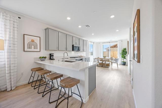1871 Hydrangea Drive, Hollister CA: https://media.crmls.org/mediaz/28b90b5b-73c5-4b6b-8553-85a472df1ee9.jpg