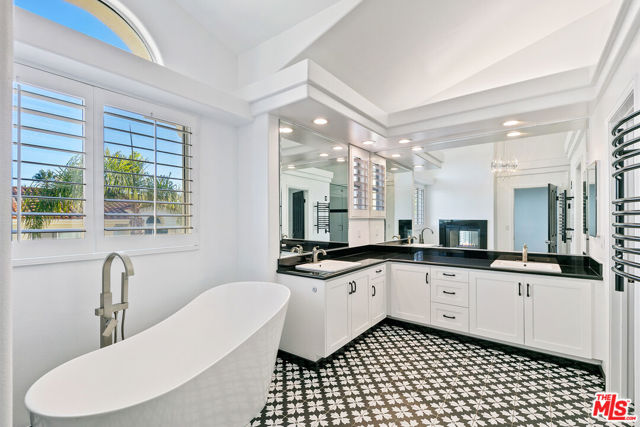 6477 Zuma View Place, Malibu CA: https://media.crmls.org/mediaz/28b90cf2-0b5f-4a36-8960-e47c6d417723.jpg