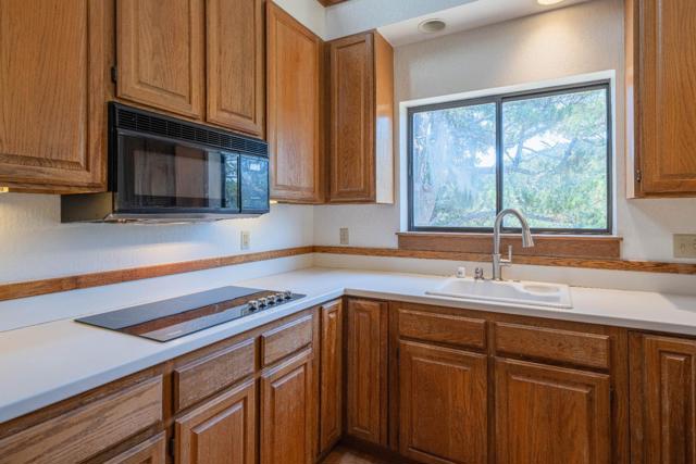 3587 Eastfield Court, Carmel CA: https://media.crmls.org/mediaz/28bca873-cfb9-4a35-b4dc-b03f067886cb.jpg