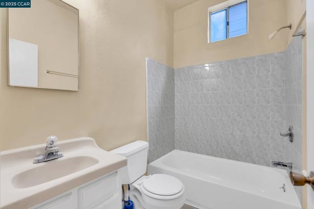 2150 35Th Ave, Oakland CA: https://media.crmls.org/mediaz/28bcba58-c23d-4471-9e01-c23416e1143f.jpg