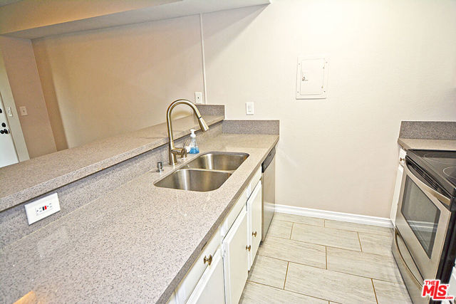 750 N Kings Road, West Hollywood CA: https://media.crmls.org/mediaz/28bd41a1-d8f1-4041-b187-7fd370cc1a14.jpg