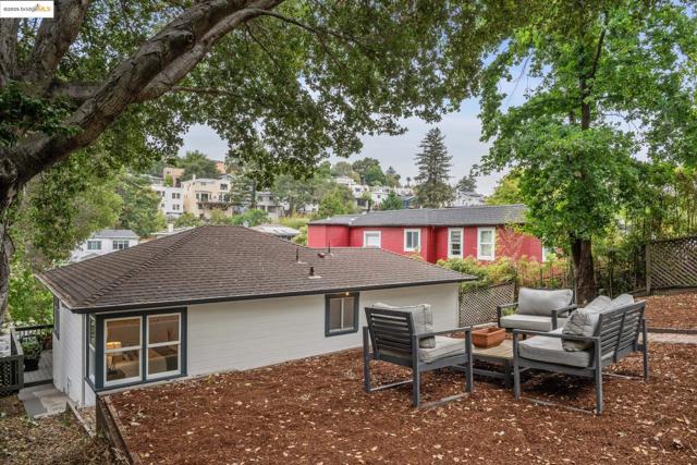 679 Mandana Blvd, Oakland CA: https://media.crmls.org/mediaz/28bda964-d6fd-4f27-8446-f19456975feb.jpg