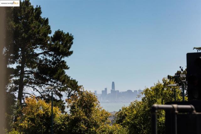 1000 Navellier St, El Cerrito CA: https://media.crmls.org/mediaz/28bdebba-122a-44c4-a870-0268a9beca5b.jpg