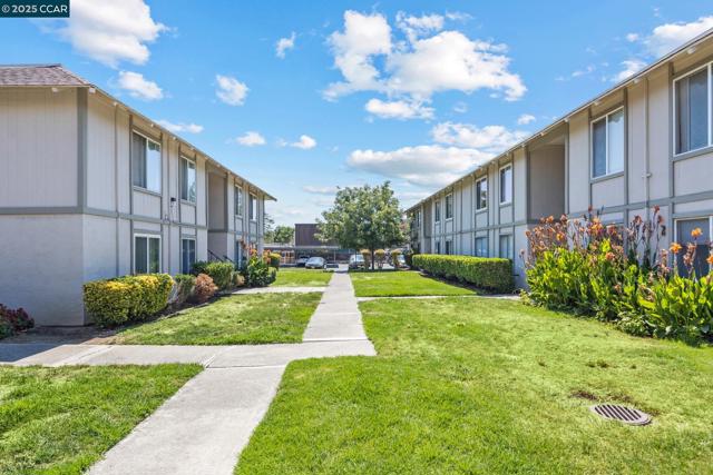 825 Oak Grove Rd, Concord CA: https://media.crmls.org/mediaz/28be69d7-038d-4232-ade2-3824ae19e46a.jpg