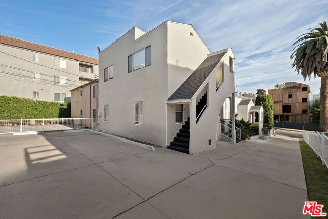 10767 Massachusetts Avenue, Los Angeles CA: https://media.crmls.org/mediaz/28befaa3-7d43-42d0-87c1-2cc32d7a38bb.jpg