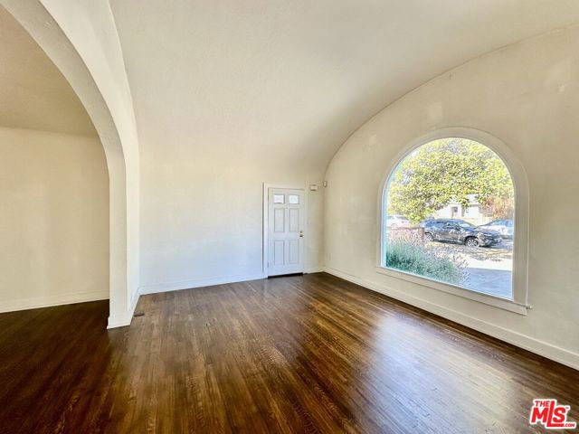 2941 9th Avenue, Los Angeles CA: https://media.crmls.org/mediaz/28bf7ccc-90ac-454c-b45a-86572de26c7e.jpg