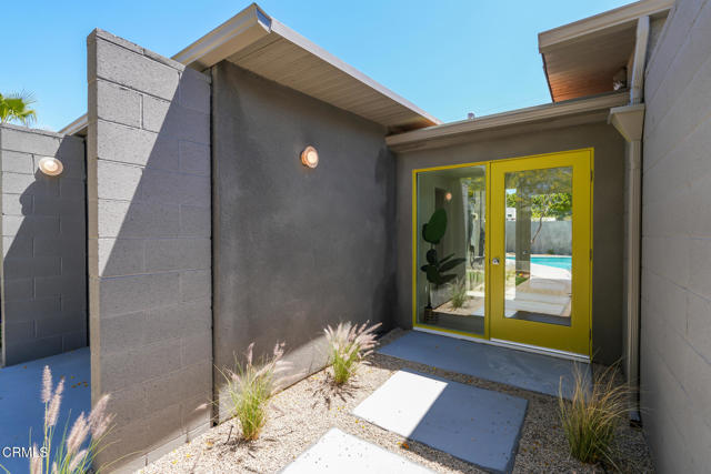 2839 N Davis Way, Palm Springs CA: https://media.crmls.org/mediaz/28c07e52-43f5-45d6-ac45-d33ed268ec96.jpg