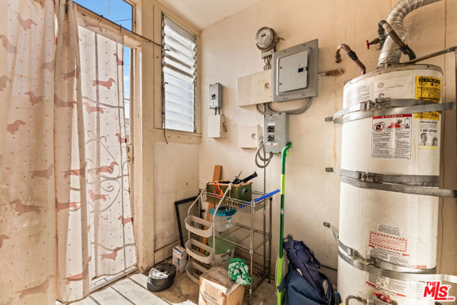 1011 N N Heliotrope Drive, Los Angeles CA: https://media.crmls.org/mediaz/28c0fae5-9a1c-4fbd-b71b-7a47d093e121.jpg