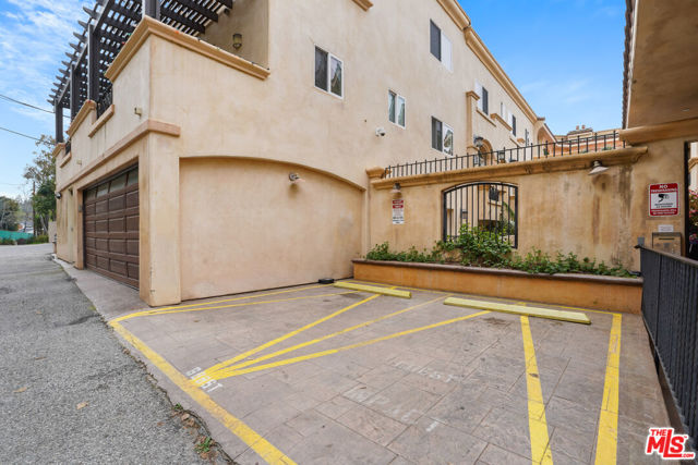 16123 W Sunset Boulevard, Pacific Palisades CA: https://media.crmls.org/mediaz/28c2cf73-573d-4dc8-b603-2ccf16267d96.jpg