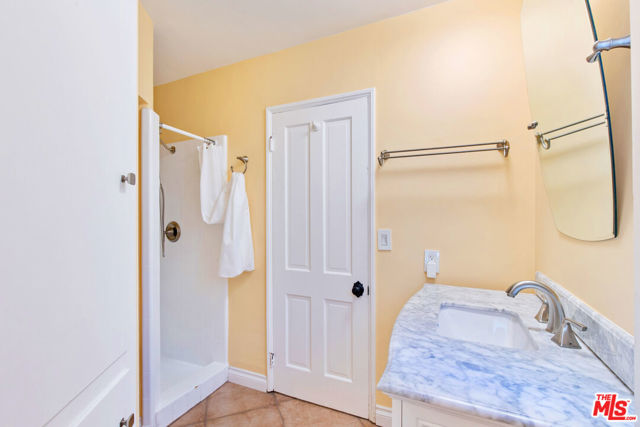 4236 Ensenada Drive, Woodland Hills CA: https://media.crmls.org/mediaz/28c2fe08-1f9a-44d3-a3e7-c08d84aba340.jpg