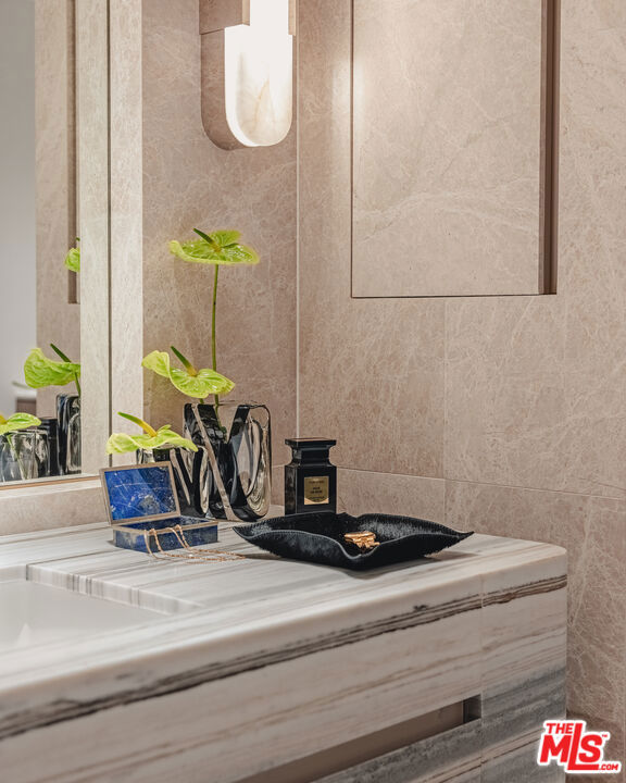 9200 Wilshire Blvd, Beverly Hills CA: https://media.crmls.org/mediaz/28c3b086-b51d-4649-8365-979f8e6e6521.jpg